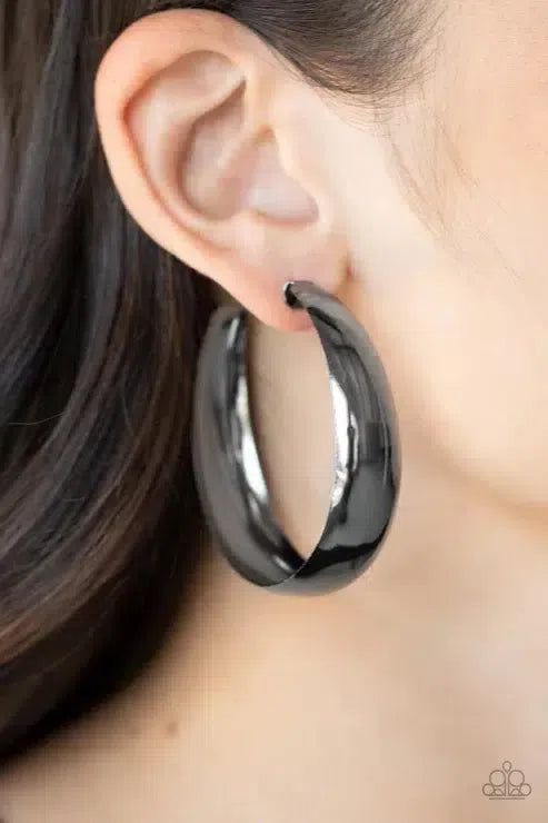 Flat Out Flawless Black Earrings - Paparazzi Accessories-on model - CarasShop.com - Paparazzi Jewelry by Cara Jewels