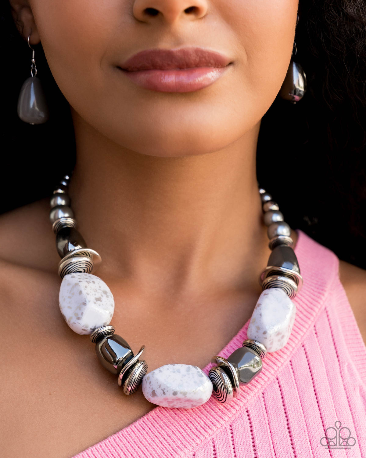 In Good Glazes Chunky Silver Necklace - Paparazzi Accessories- on model - CarasShop.com - Paparazzi Jewelry by Cara Jewels