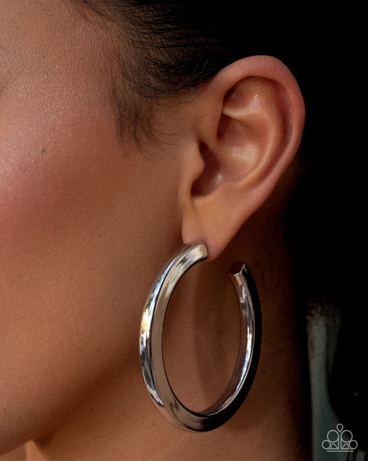 Sleek Spotlight Silver Hoop Earrings - Paparazzi Accessories-on model - CarasShop.com - Paparazzi Jewelry by Cara Jewels